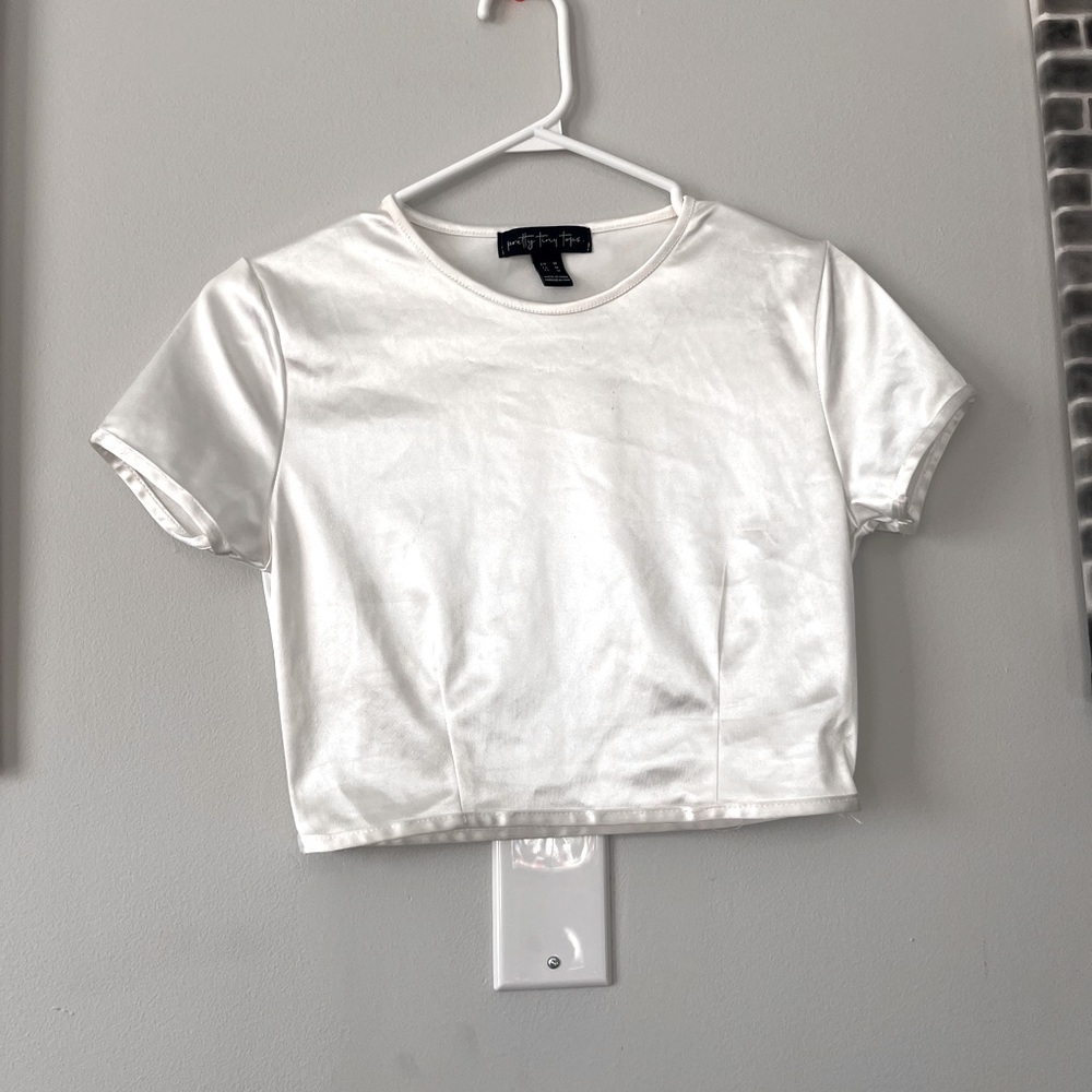 Silky white Cropped tee.